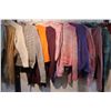 Image 3 : LOT DE 25 CHANDAILS POUR FEMMES