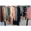 Image 3 : LOT DE 26 CHANDAILS POUR FEMMES