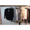 Image 2 : LOT DE 25 VÊTEMENTS POUR FEMMES