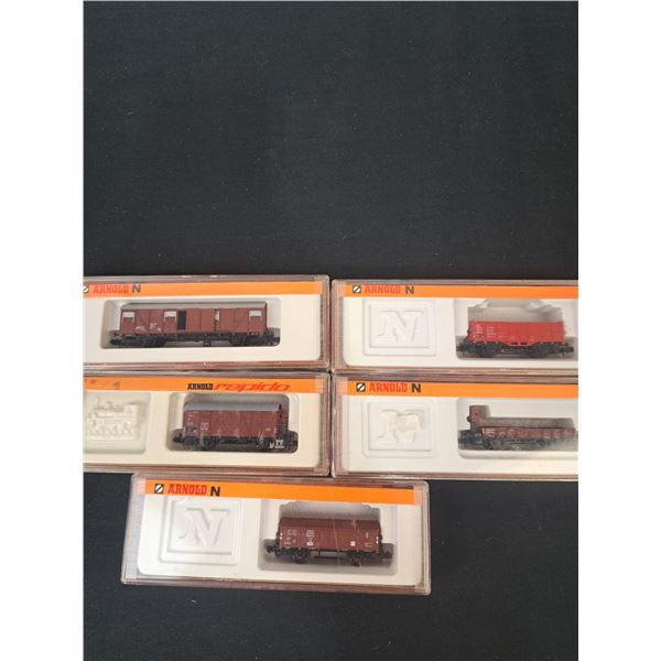 5 Arnold Model Rail Cars N Gauge