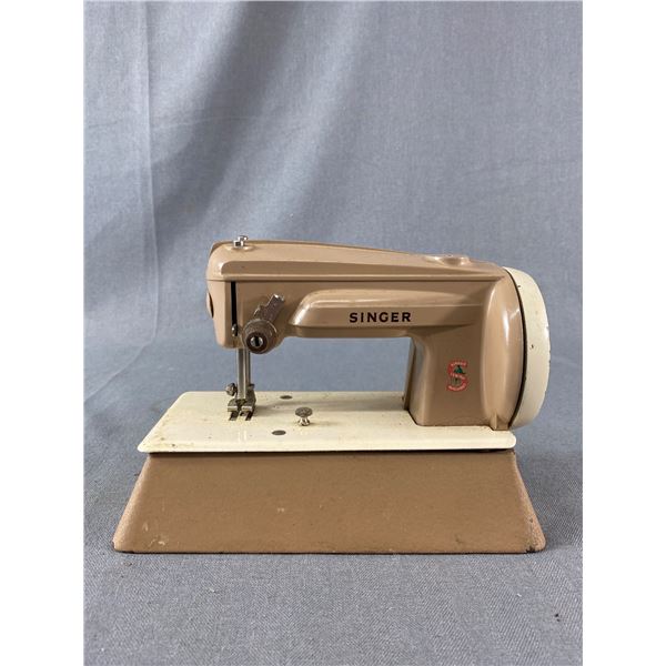 Small Singer Machine Vintaged Mini Metal Singer Sewing Machine Made In Great Britain. Approx ...