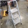 Image 2 : UBERHAUS 3 STEP FOLDING STEPSTOOL