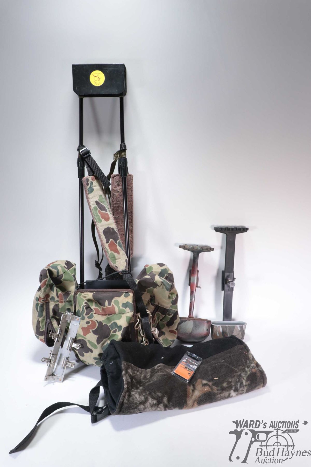 Knock Set Selection of archery accessories including backpack, arrow stands ...