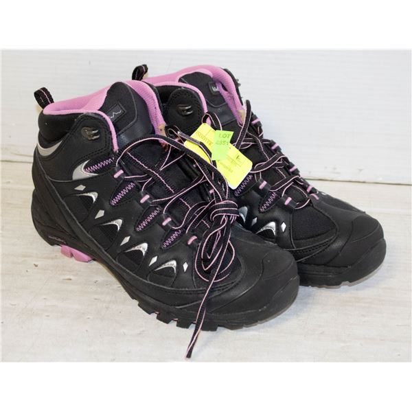 WINDRIVER SIZE 9 HIKING BOOTS