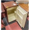 Image 2 : VINTAGE WOOD FRONT PANELLED MINI FRIDGE