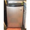 Image 1 : WHIRLPOOL MINI FRIDGE NEEDS CLEANING