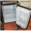 Image 2 : WHIRLPOOL MINI FRIDGE NEEDS CLEANING