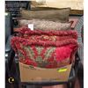 Image 1 : DECORATIVE LOT OF THROW PILLOWS