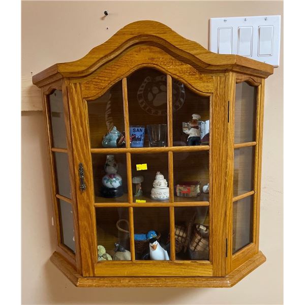 Curio Cabinet Comes With All Contents 23Lx6Dx21H