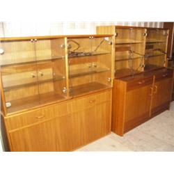 Lot of 2 matching bookcases with storage (81)