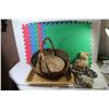 Image 1 : *(6) Foam Mats - Wicker Baskets - Bear Grocery Bag Holder