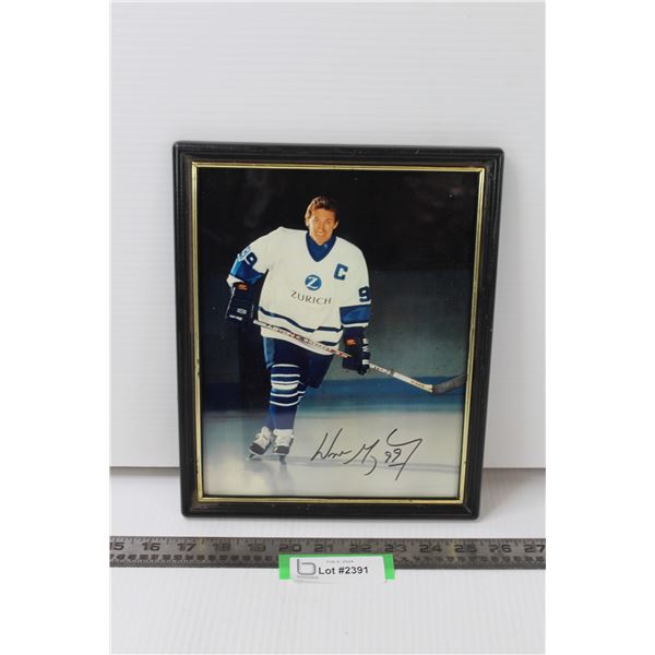 Wayne Gretzky Photo w/ Signature - Unauthenticated - 11 x9 