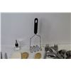 Image 5 : Bottle Stopper - Cutlery - Kitchen Utensils - Knives