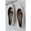 Image 3 : White Women's Dress Shoes - Size 7 - Like New in Box