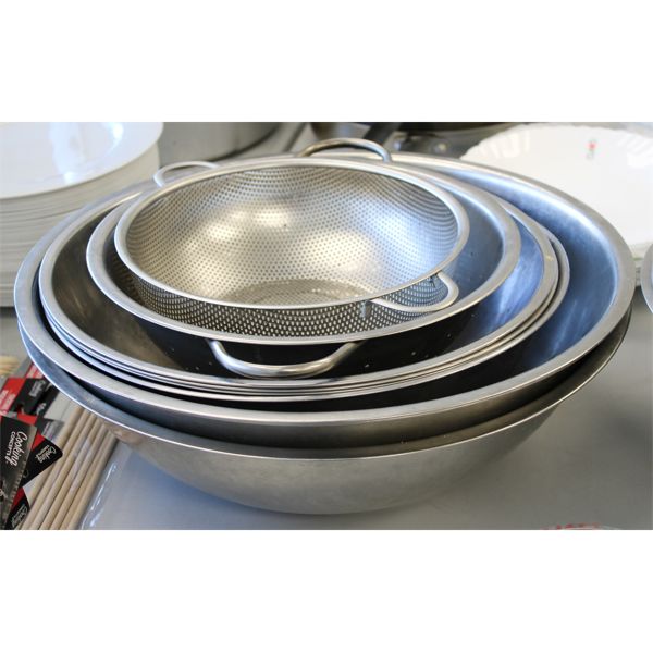 ASSORT. LARGE MIXING BOWLS W/ TWO STRAINERS
