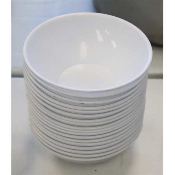 18 PLASTIC BOWLS