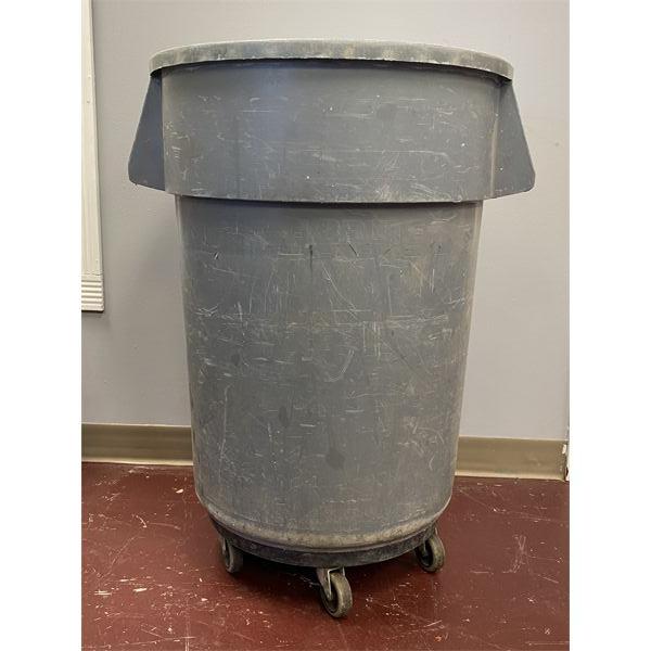 RUBBERMAID BRUTE COMMERCIAL TRASH CAN ON WHEELS
