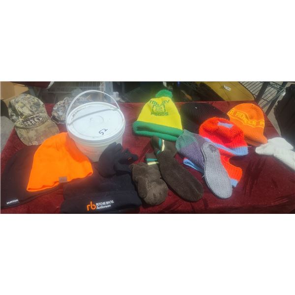 MISC: 4KG OF SODIUM HYDROXIDE (NO SHIPPING) AND A BOX OF GOVE/TOQUES