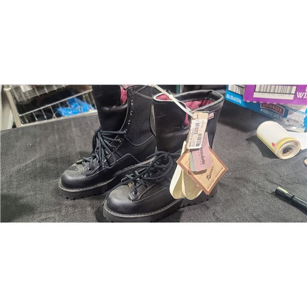 SIZE 5 WOMENS DARNER, THINSULATE/GORTEX/VIBRAM BOOTS - NEW - RETAILS AT $309.99