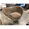 Image 2 : CHAMPAGNE FLUTED LOUNGE CHAIR, 48" W