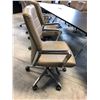 Image 2 : GLOBAL TAN MID-BACK EXECUTIVE CHAIR