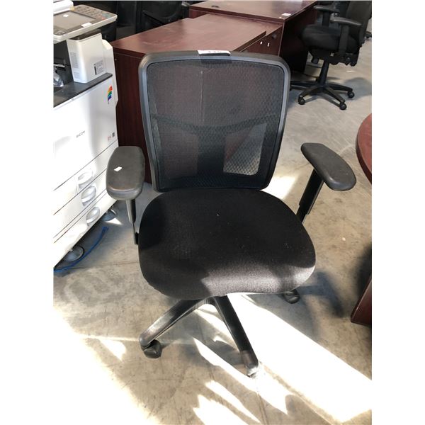 BLACK MESH BACK MULTI-LEVER TASK CHAIR