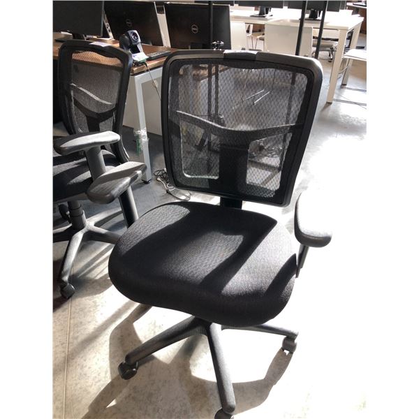 BLACK MESH BACK MULTI-LEVER TASK CHAIR