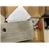 Image 2 : NEW INDUSTRIAL TOILET PAPER HOLDER AND 6 BLACK TOILET PAPER HOLDERS