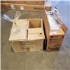 Image 1 : BOX OF CLEARVIEW SMART LOCK HINGED CONTAINERS AND 4 GIANT MARTINI GLASSES