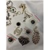 Image 5 : LOT OF BROACHES AND EARRINGS AND MISC JEWELRY