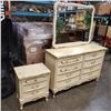 Image 1 : 9 DRAWER DRESSER W/ MIRROR AND MATCHING NIGHT STAND