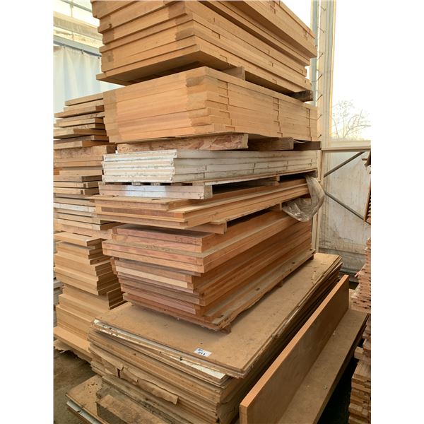 PALLET OF ASSORTED SIZE WOODEN DOOR STOCK - HARDWOOD DOORS, PRESSED WOOD & BACK PANEL SHEETS