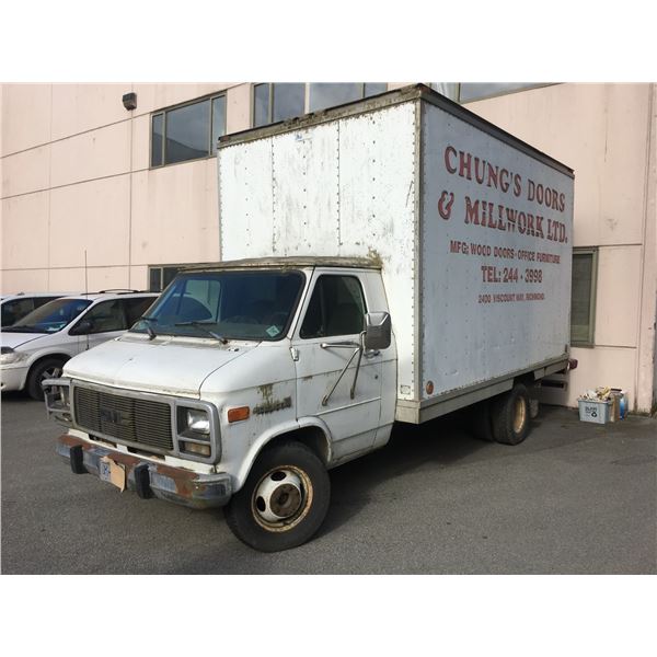 *R* 1993 GMC VANTURA 3500, 1 TON CUBE VAN, WHITE, 2DR, VIN 2GDJG31K7P4515801,