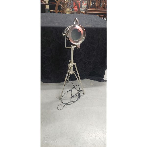 Retro studio light on tripod, roghly 3 feet tall collapsed
