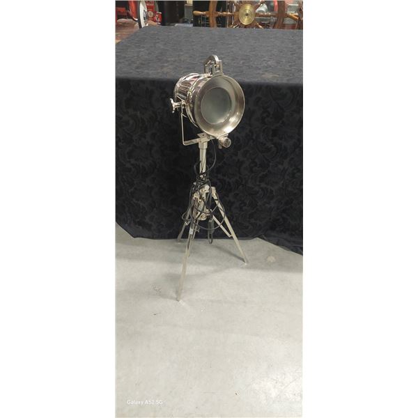 Retro studio light on tripod, roghly 3 feet tall collapsed