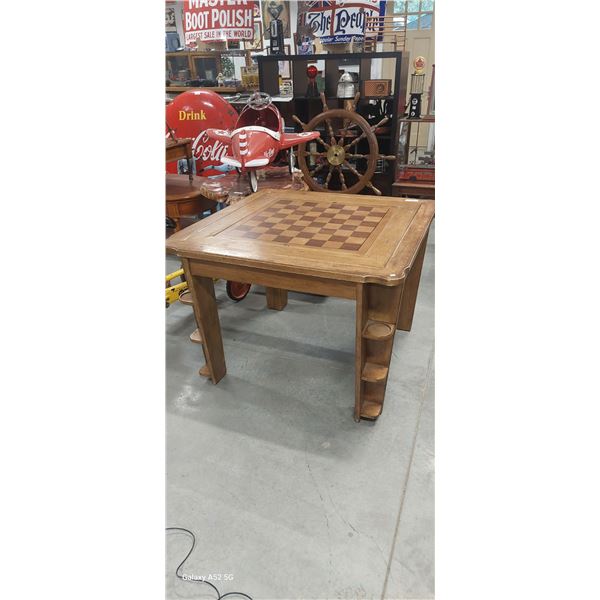 Beautiful games table, lovely details, 41"x41" and 29" tall
