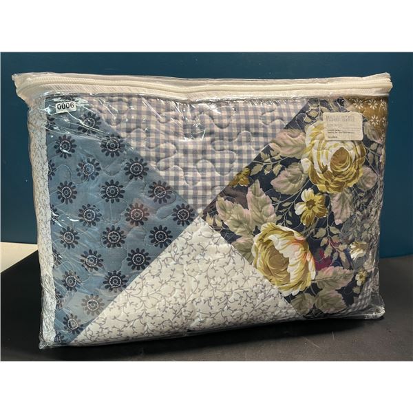 Lot of 1 King Size Quilt/Bedspread Bedding Set - Blue Foral Patchwork Pattern