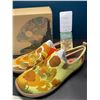 Image 2 : Lot of 1 Pair of The National Gallery x Uin Art Travel Shoes - Vincent Van Gogh Sunflowers - Size 10