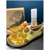 Image 2 : Lot of 1 Pair of The National Gallery x Uin Art Travel Shoes - Vincent Van Gogh Sunflowers - Sz 10.5