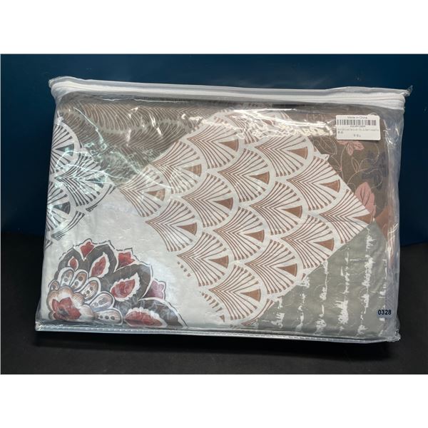 Lot of 1 Brindille Queen Size Quilt/Bedding Set - Patchwork Design - All Season