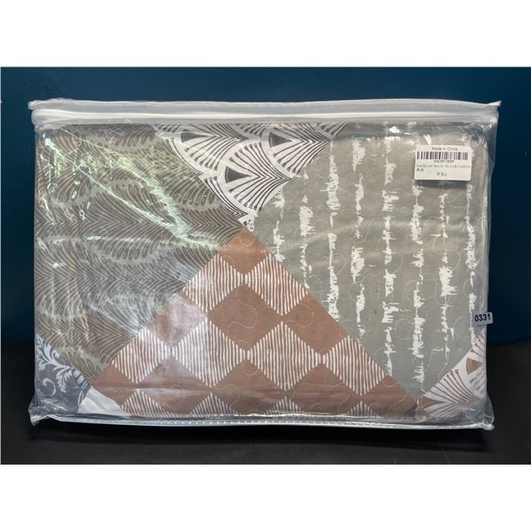 Lot of 1 Brindille Queen Size Quilt/Bedding Set - Patchwork Design - All Season