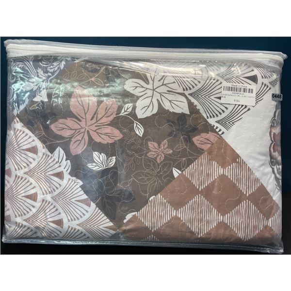 Lot of 1 Brindille King Size Quilt/Bedding Set - Patchwork Design - All Season