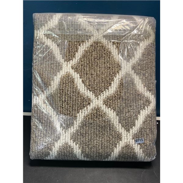 Lot of 1 Area Rug/Carpet - Brown/White Colour