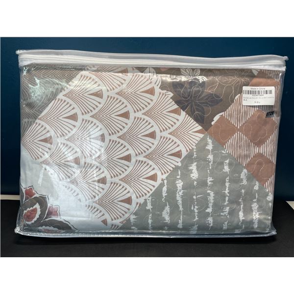 Lot of 1 Brindille Queen Size Quilt/Bedding Set - Patchwork Design - All Season