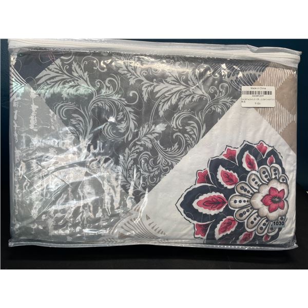 Lot of 1 Brindille King Size Quilt/Bedding Set - Patchwork Design - All Season