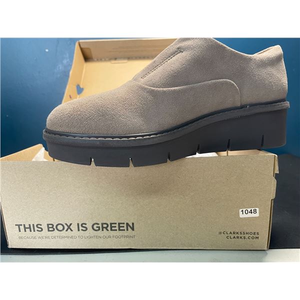 Lot of 1 Pair of Clarks - Airabell Sky Pebble Suede Slip-On Shoes - Size 8.5