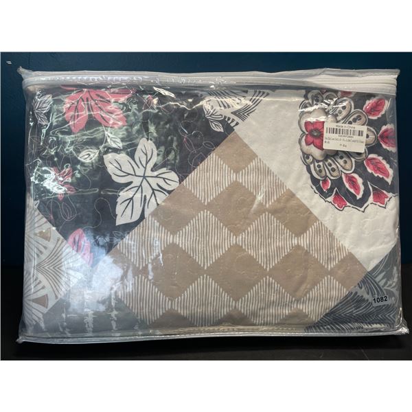 Lot of 1 Brindille Queen Size Quilt/Bedding Set - Patchwork Design - All Season