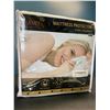 Image 1 : Lot of 1 Eavee Queen Size Waterproof Matress Protector - Brand New
