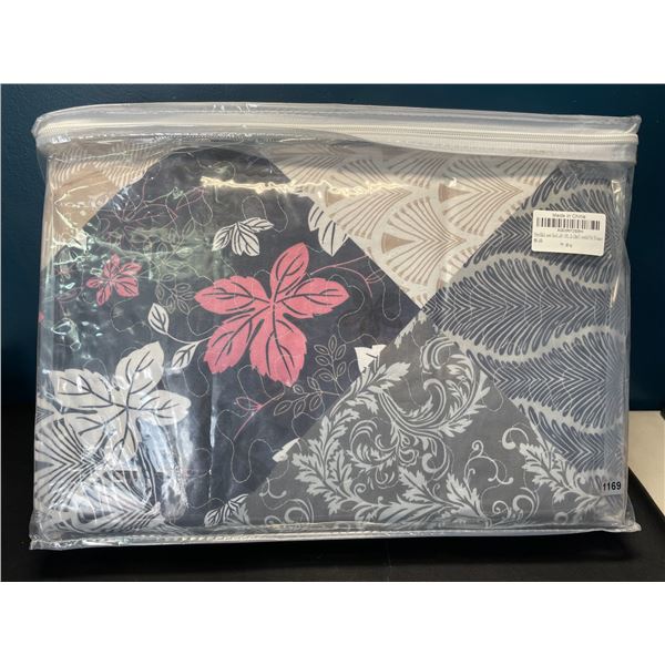 Lot of 1 Brindille Queen Size Quilt/Bedding Set - Patchwork Design - All Season