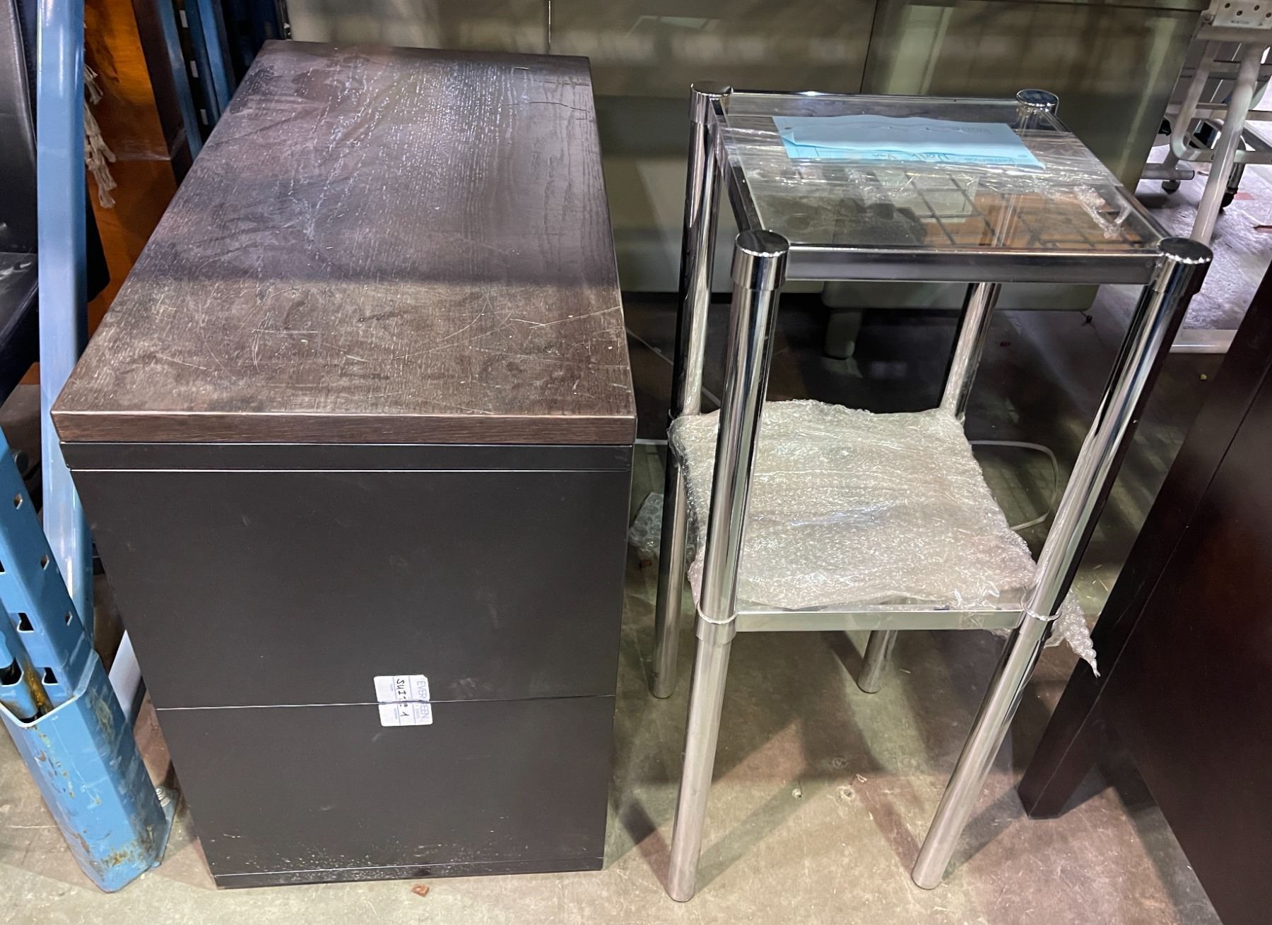 Metal office desk with lockable drawer (36